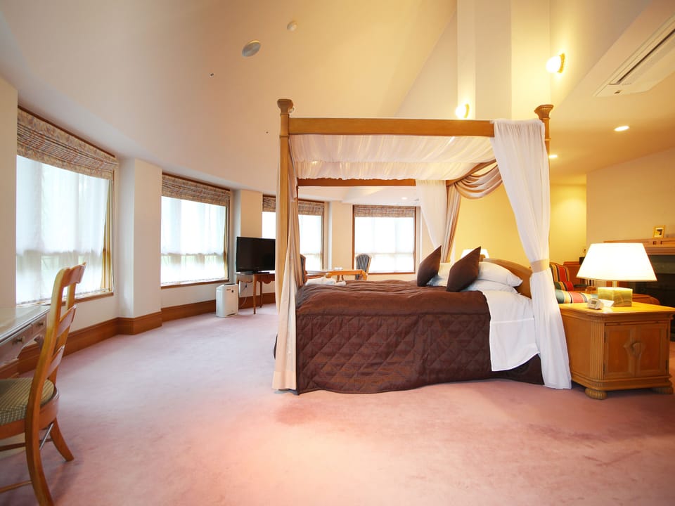 Minibar, desk, free WiFi, bed sheets