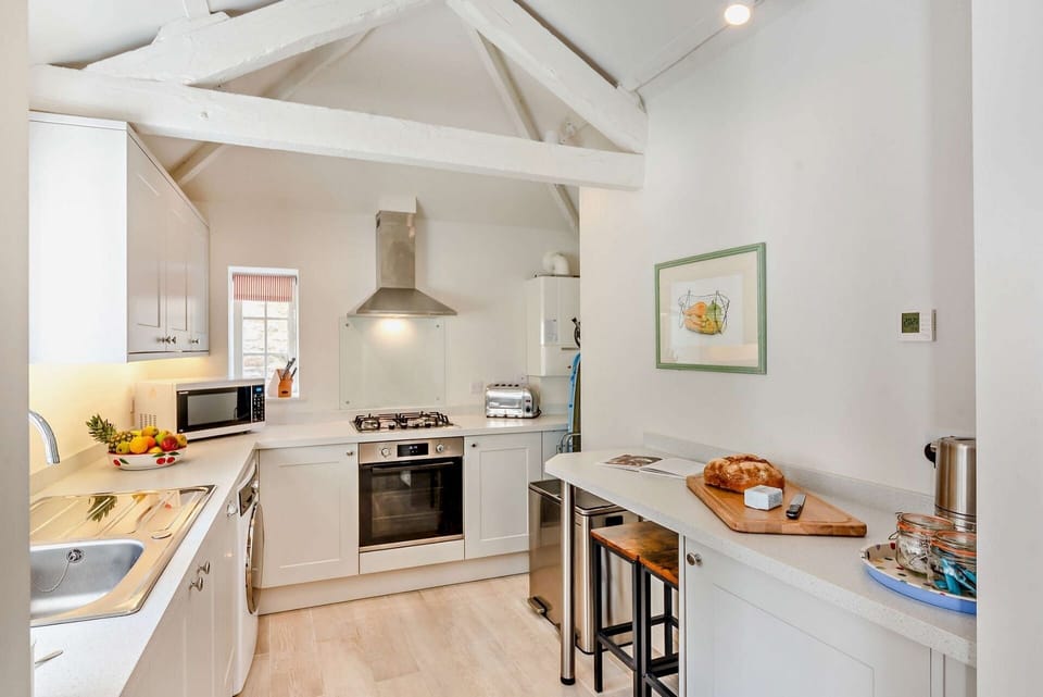Lower Barn Kitchen - StayCotswold