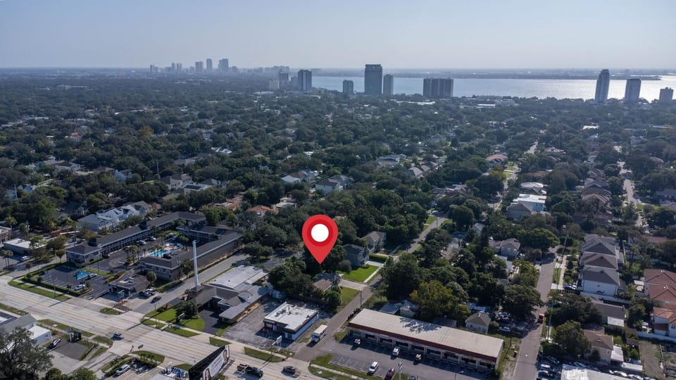 Bayshore Blvd(background). 10 min walk. 10 min to airport& downtown attractions