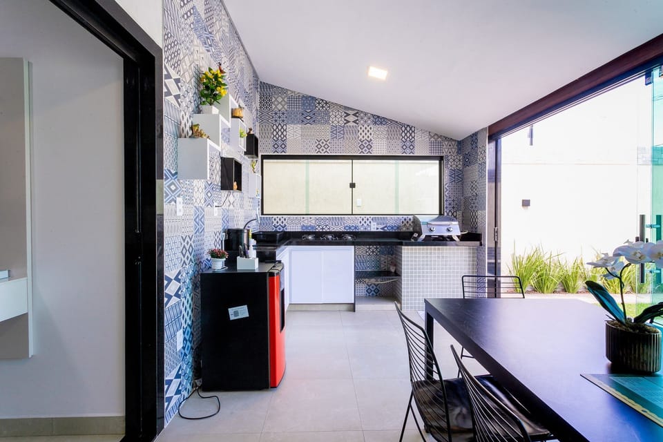 Full-size fridge, microwave, oven, stovetop