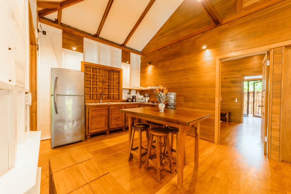 Deluxe Bungalow | Private kitchen | Highchair, cleaning supplies, paper towels