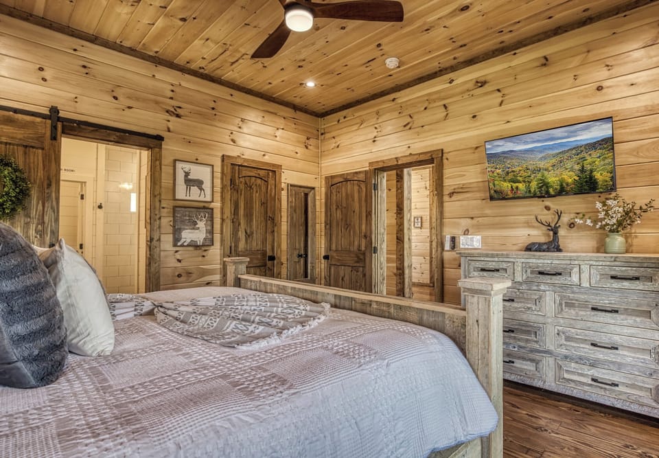 Master Bedroom w/ensuite bathroom