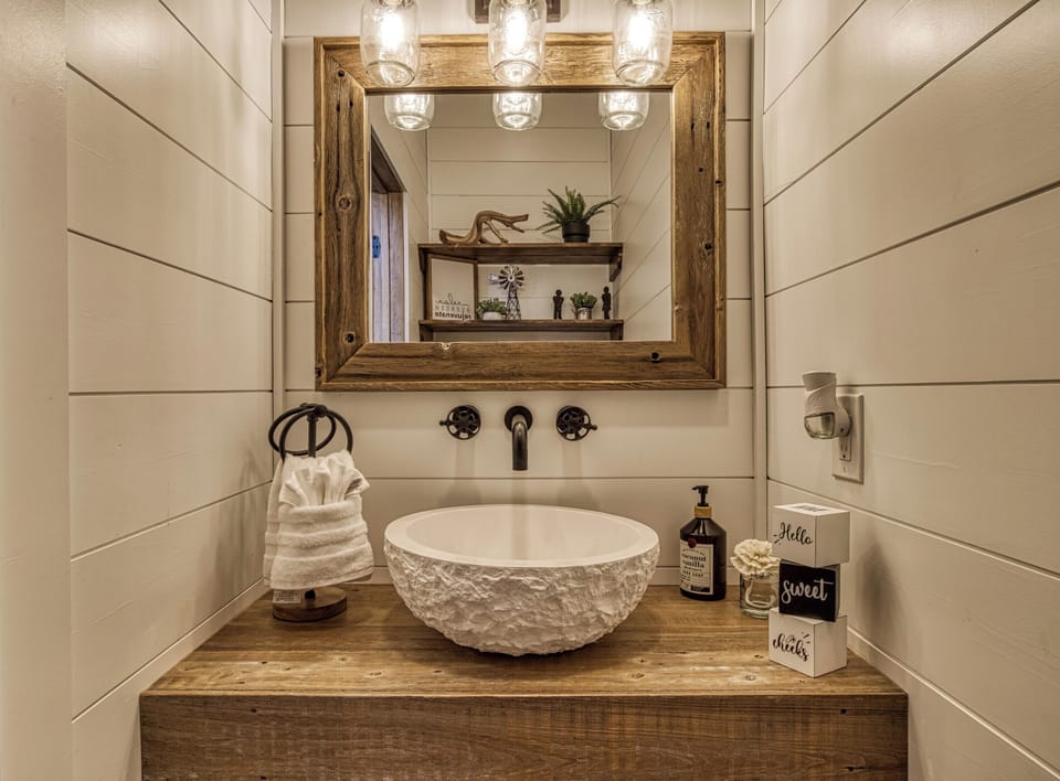Entryway 1/2 Bathroom