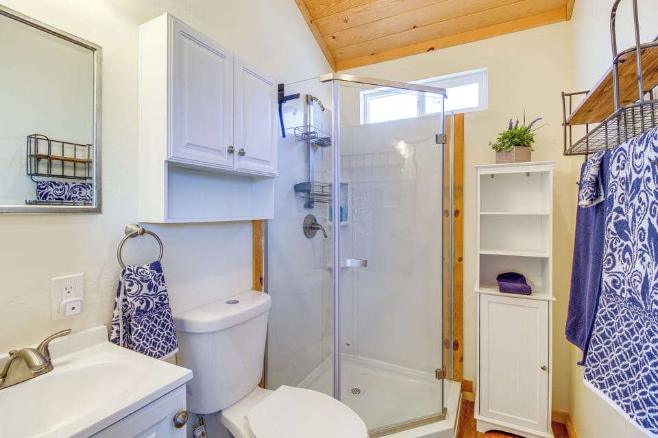 Bathroom | Complimentary Toiletries | Towels Provided