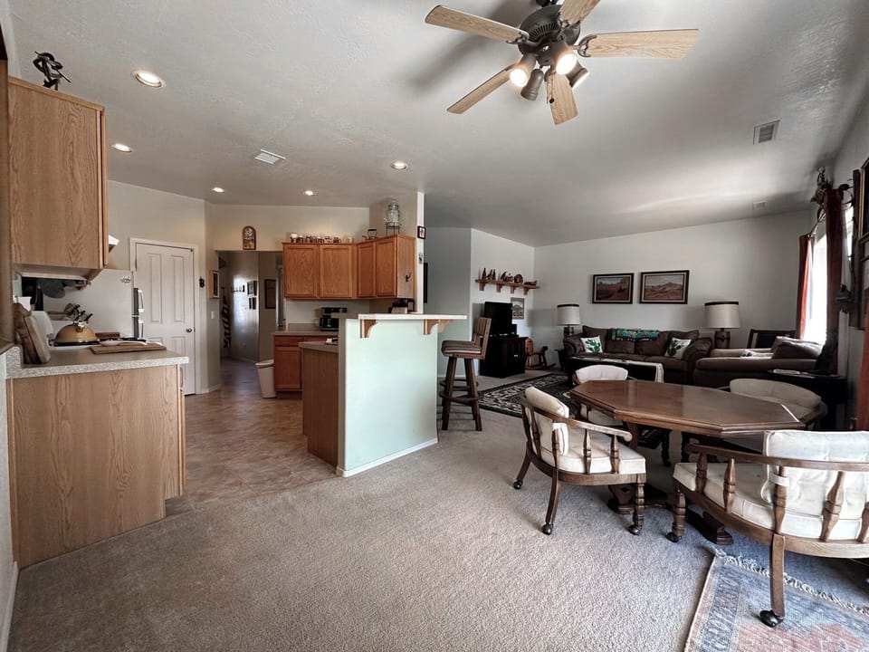 Full Kitchen/ Dining Area