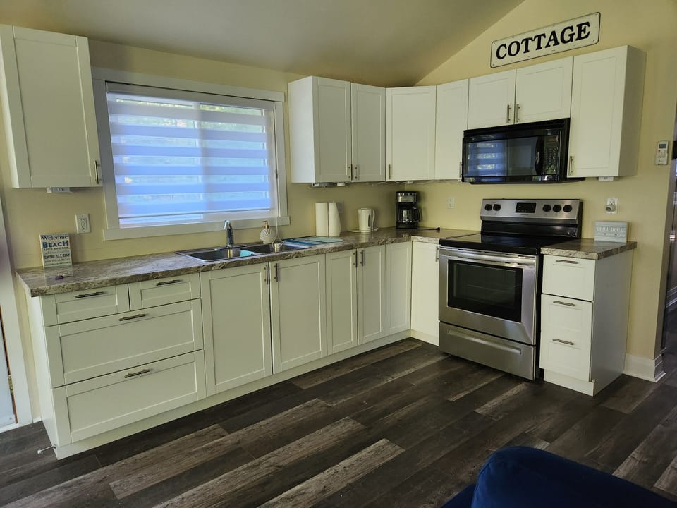 Fully equiped kitchen with stove & full fridge