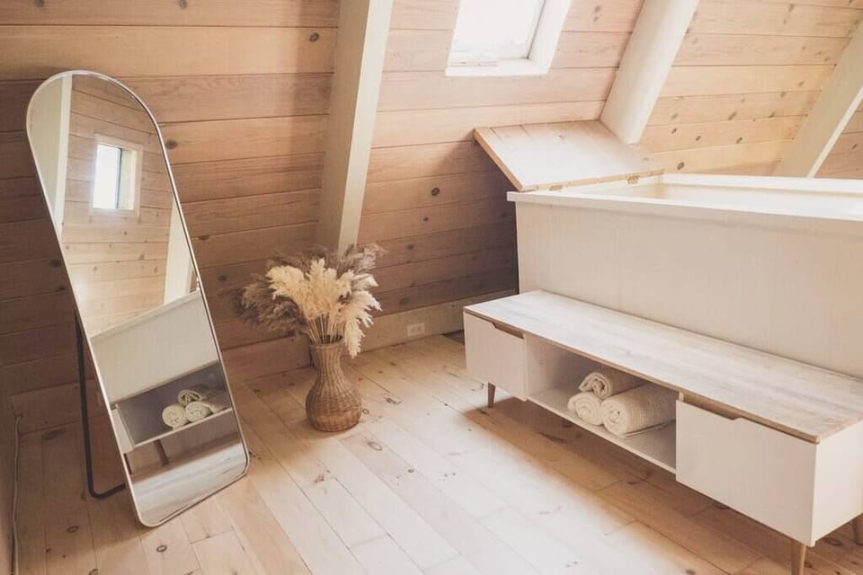 Minimalist dressing area, provides ample space for all your luggage. 