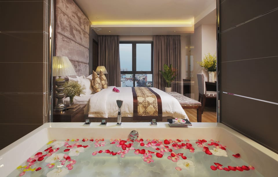 Deep soaking bathtub
