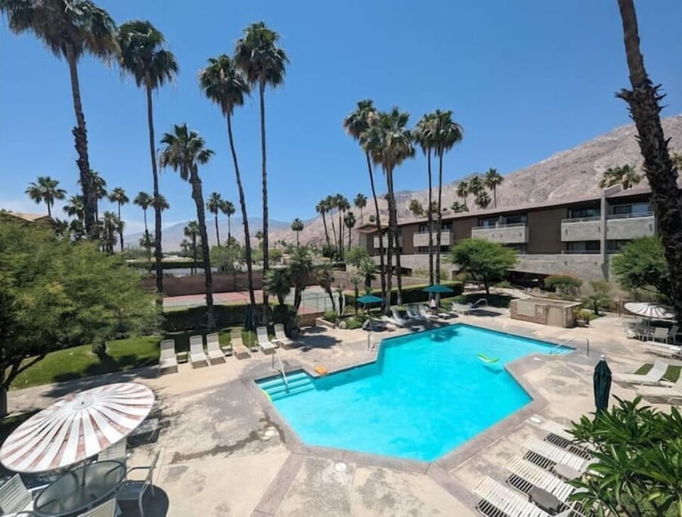 Pool, 2 Jacuzzis, 2 Tennis/Pickelball Courts