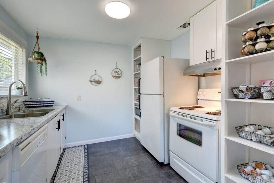 Kitchen - Fully stocked - spices, salt/pepper, Pots/Pans, Utensils & More!