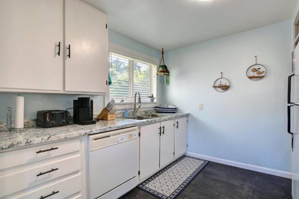 Full Kitchen: Sink, Dishwasher, Fridge/Freezer, Stove/Oven, Microwave