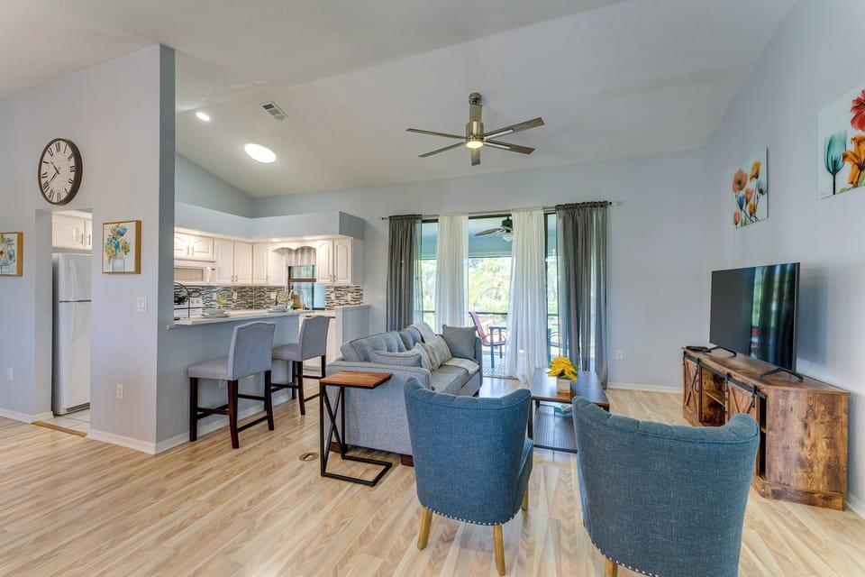 Living Room | Queen Sleeper Sofa | Free WiFi | Central A/C