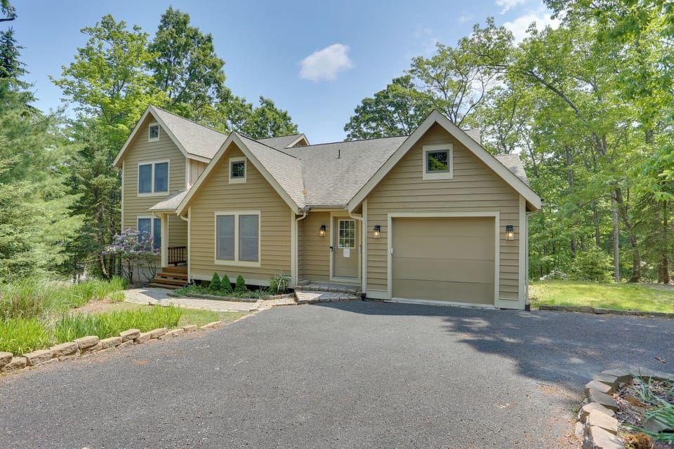 Home Exterior | 0.9 Mi to Camelback Waterparks & Ski Resort