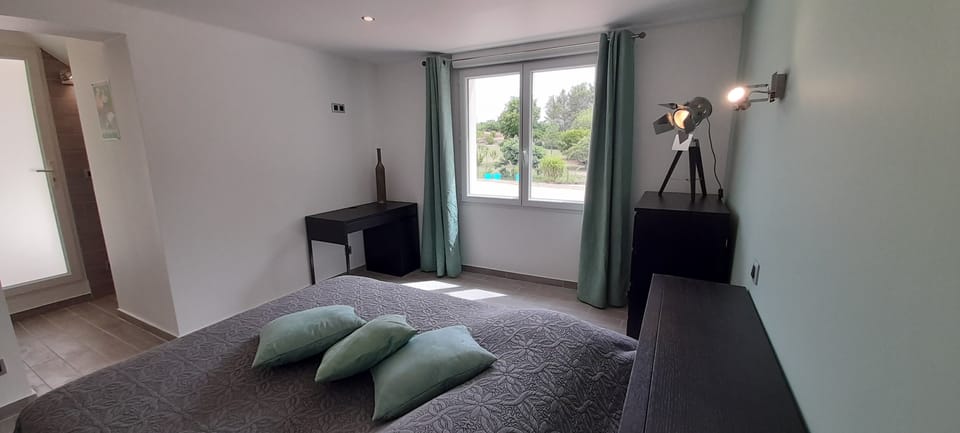 Room | Premium bedding, memory foam beds, soundproofing, cribs/infant beds