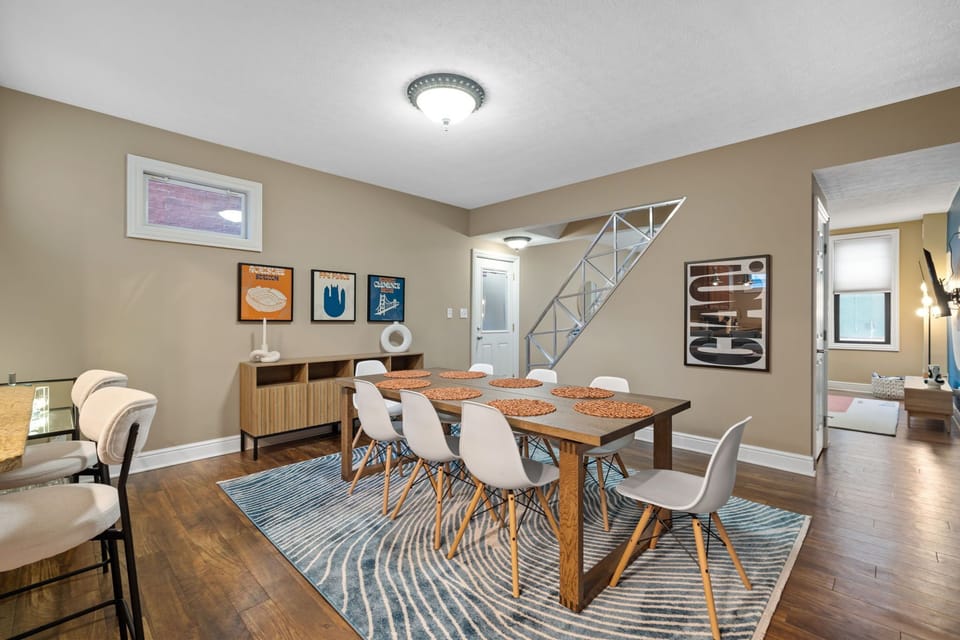 Dining room with 2-seater bar area 