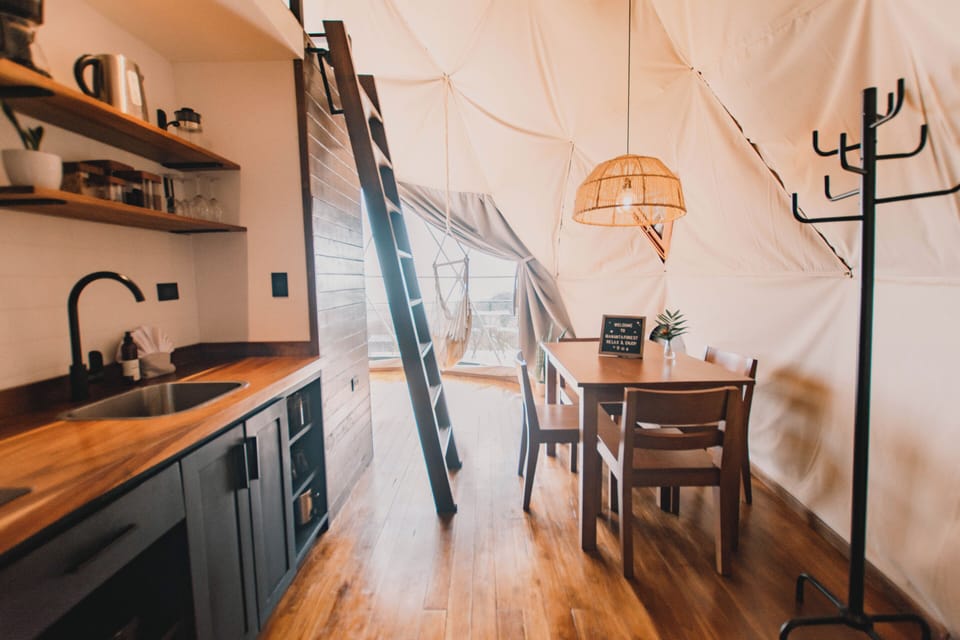 Full kitchen and dinning area.