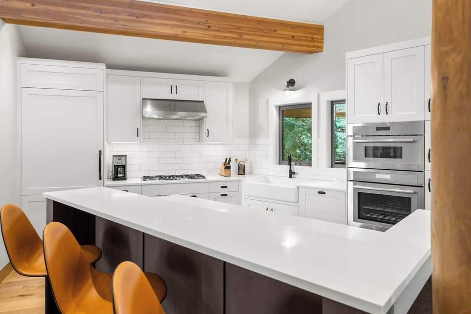 - Spacious kitchen with large island and stylish bar stools  
- Open layout connects to living area for easy entertaining  
- Perfect space for cooking, chatting, and enjoying mountain mornings  

