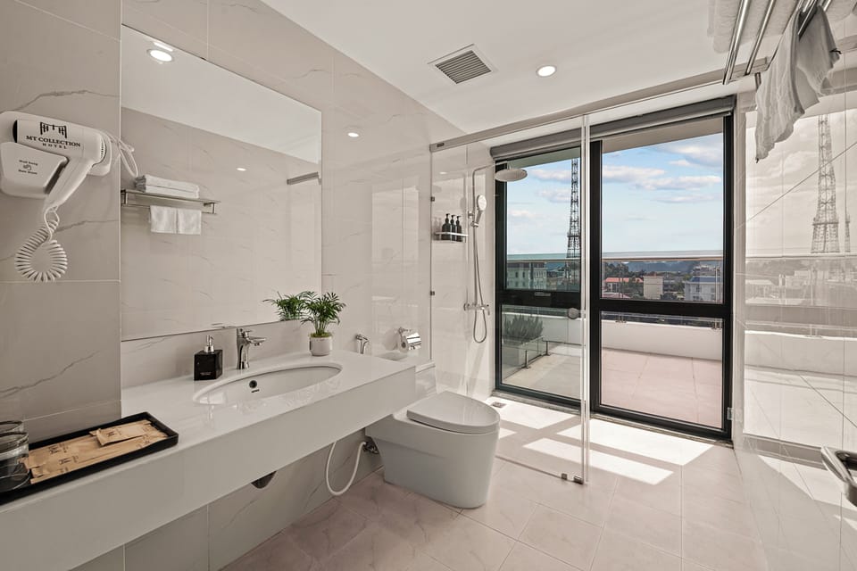 Deluxe Double Room, City View | Bathroom | Separate tub and shower, rainfall showerhead, free toiletries