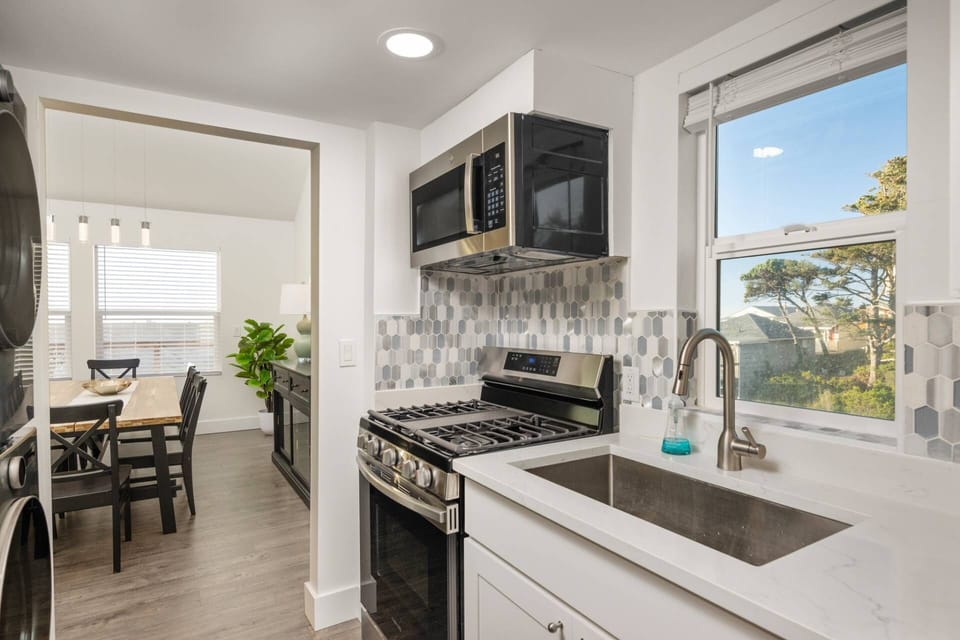 Cook delicious meals for breakfast, lunch, and dinner in this fully equipped kitchen. We suggest grabbing some seafood from a local market.