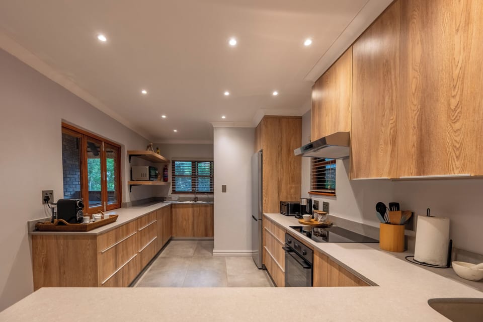 Full-size fridge, microwave, oven, stovetop