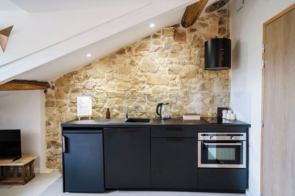 Exclusive Suite | Individually furnished, soundproofing, free WiFi, bed sheets