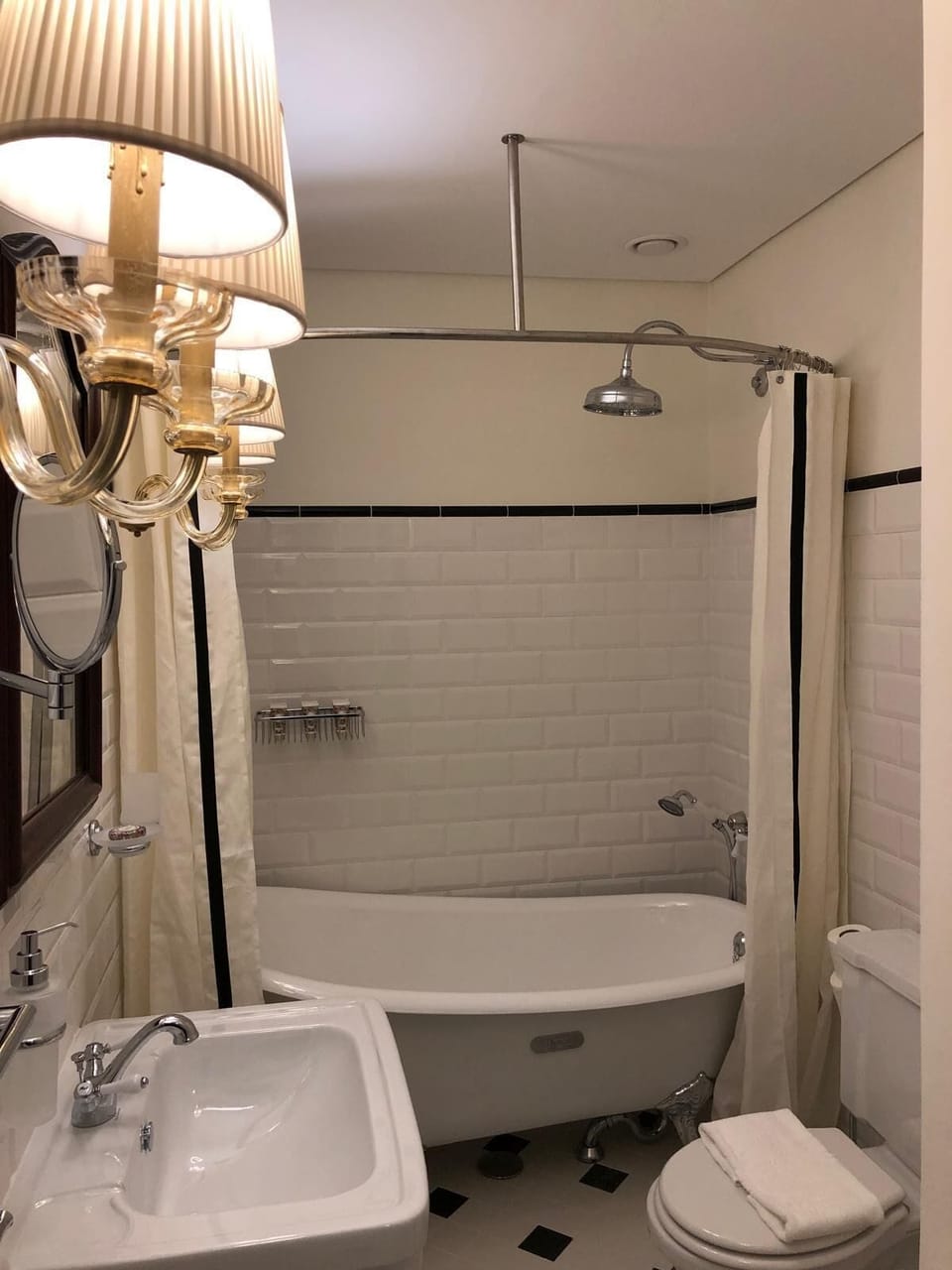Deluxe Room | Bathroom | Rainfall showerhead, free toiletries, hair dryer, towels