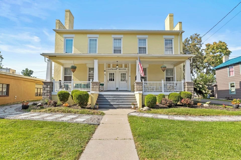Scenic Pathway: Garden Views and Wide-Open Spaces