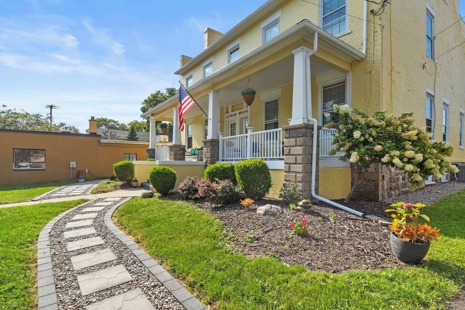 Scenic Pathway: Garden Views and Wide-Open Spaces