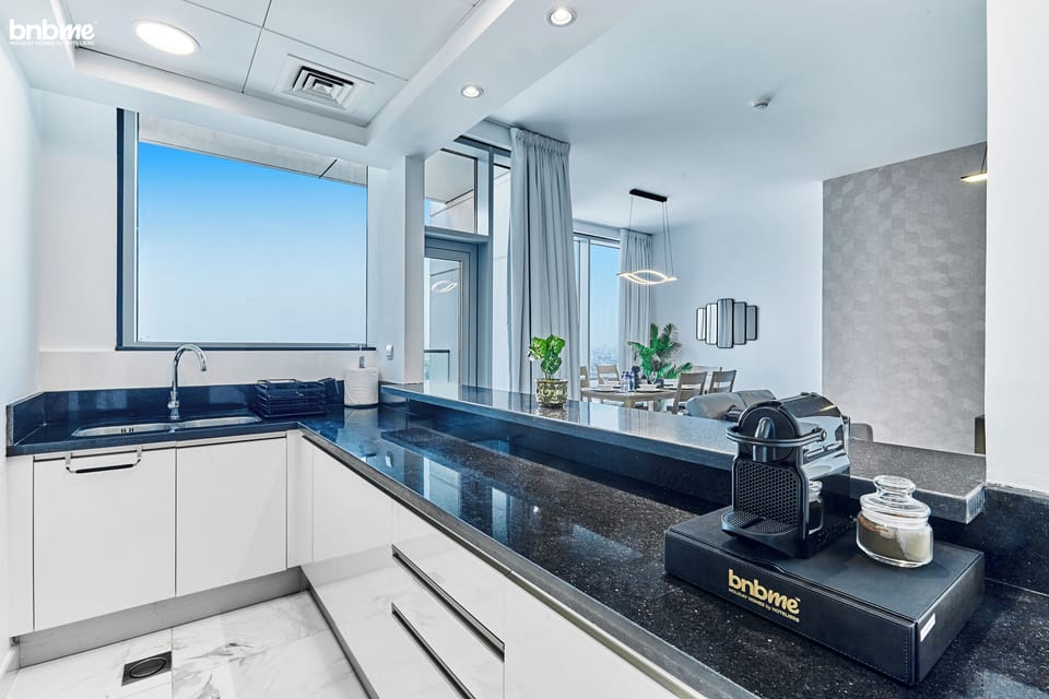 Deluxe Apartment | Private kitchen | Fridge, microwave, oven, stovetop