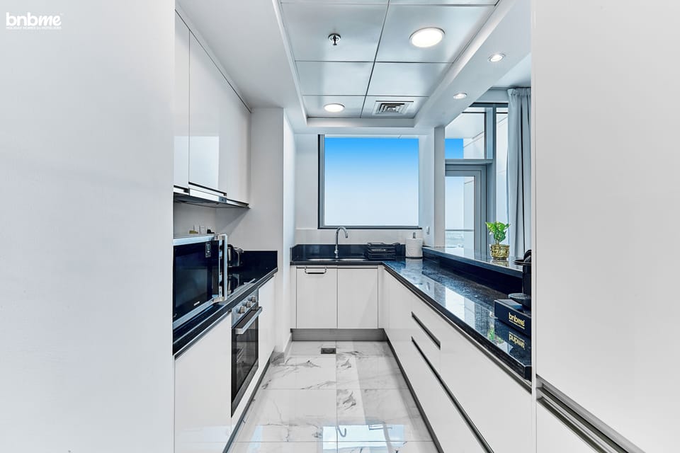 Deluxe Apartment | Private kitchen | Fridge, microwave, oven, stovetop