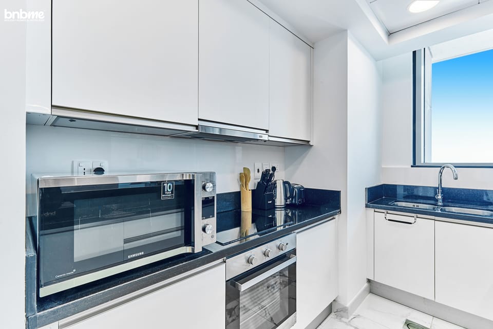 Deluxe Apartment | Private kitchen | Fridge, microwave, oven, stovetop