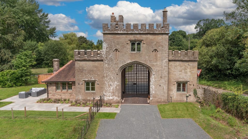En-suite to Bedroom Three, Lower Lodge Gatehouse at Kentchurch, Bolthole Retreats