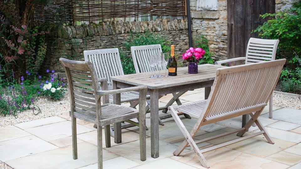 Outdoor Dining, Woodland Cottage, Bolthole Retreats