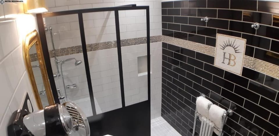Chambre double avec terrasse | Bathroom | Hair dryer, towels, soap, shampoo