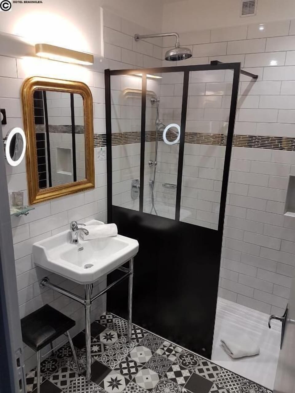 Chambre double avec terrasse | Bathroom | Hair dryer, towels, soap, shampoo