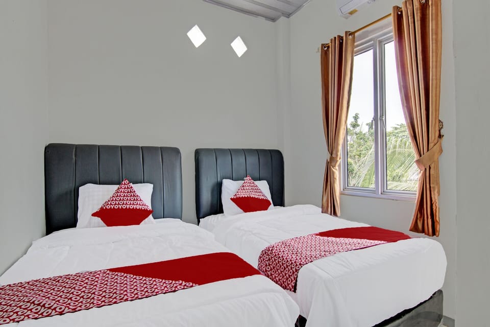 Deluxe Twin Room | Laptop workspace, WiFi (free), bed sheets