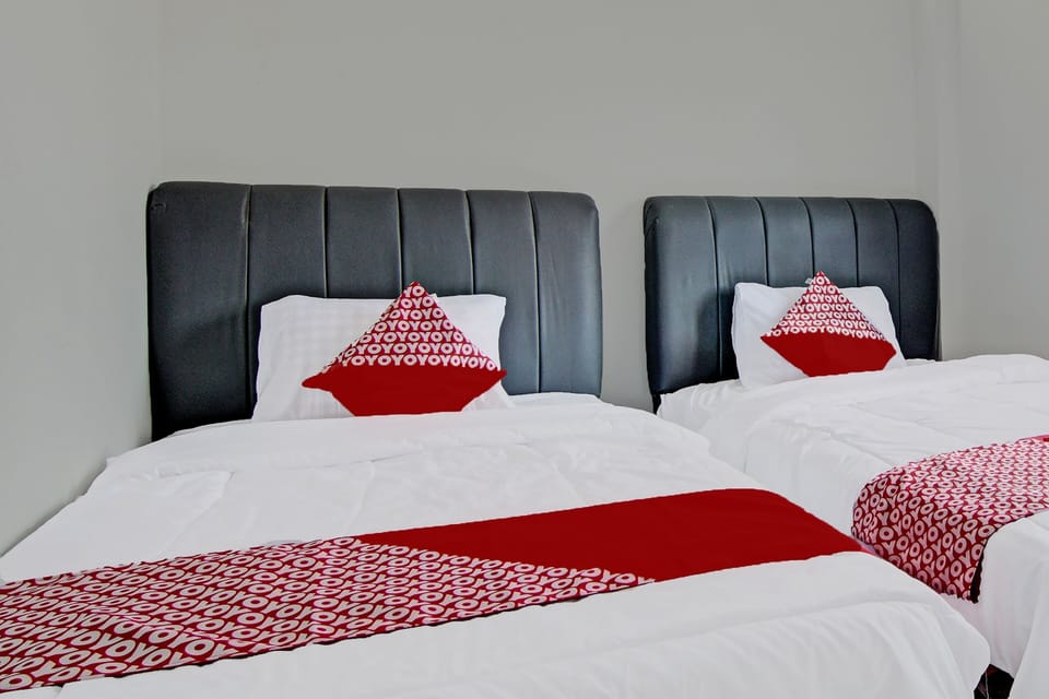 Deluxe Twin Room | Laptop workspace, WiFi (free), bed sheets