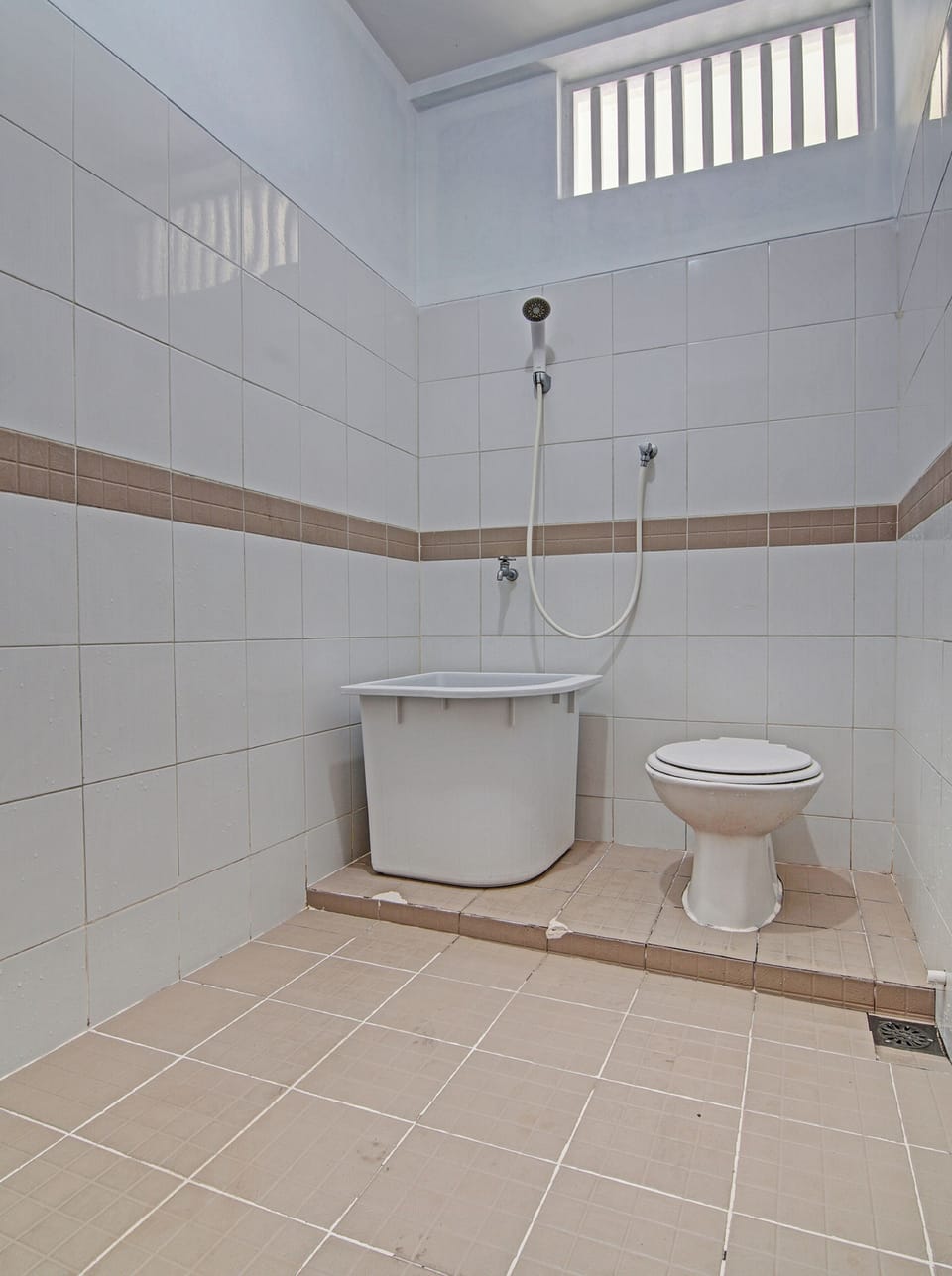 Economy Double Room | Bathroom | Shower, towels