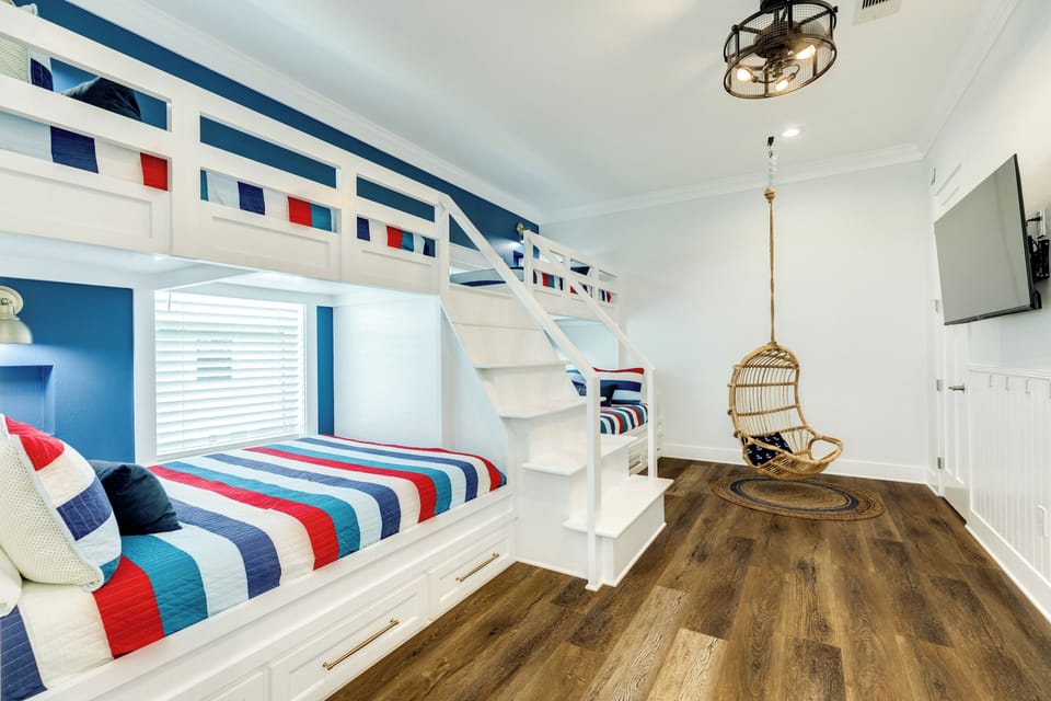 2 Pyramid Bunks (Queen beds on the bottom), Main level