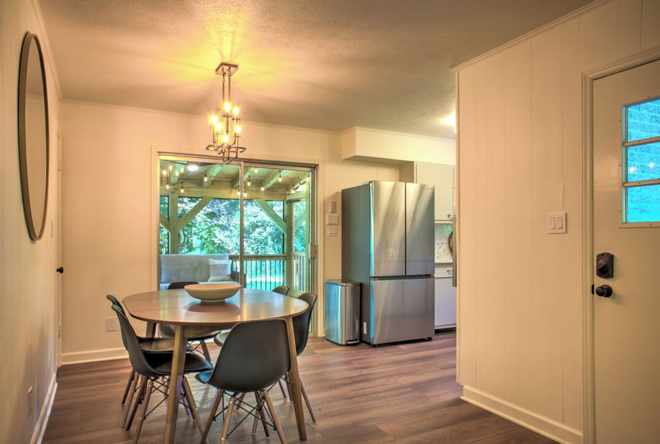 Dining & Kitchen Area