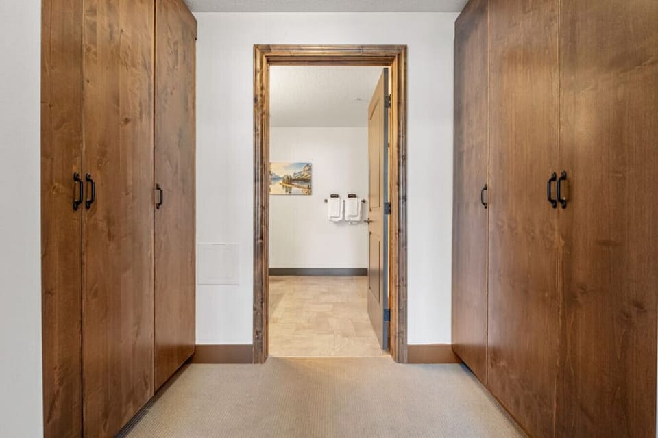 Second bedroom with a queen bed, access to the balcony, a closet and ensuite access to the bathroom.