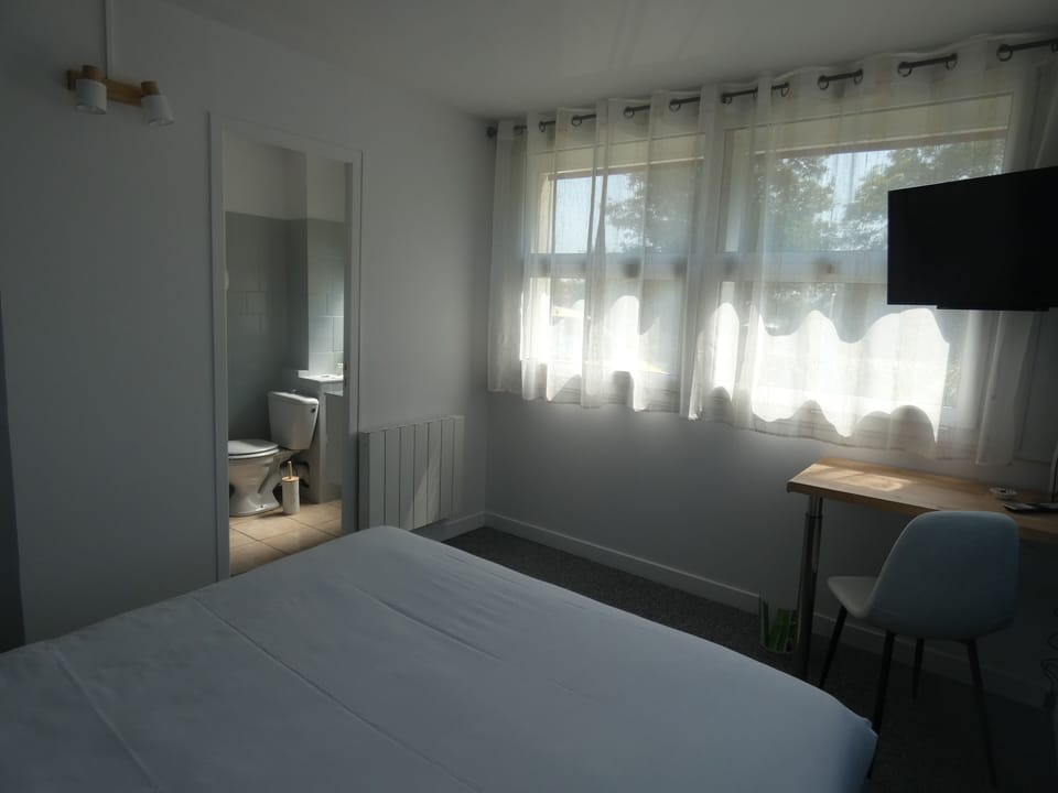 Comfort Double Room | Individually decorated, desk, blackout drapes, iron/ironing board