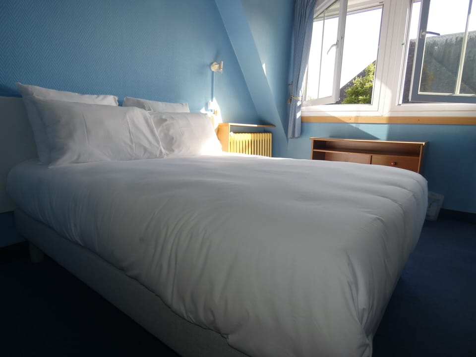 Standard Double Room | Individually decorated, desk, blackout drapes, iron/ironing board