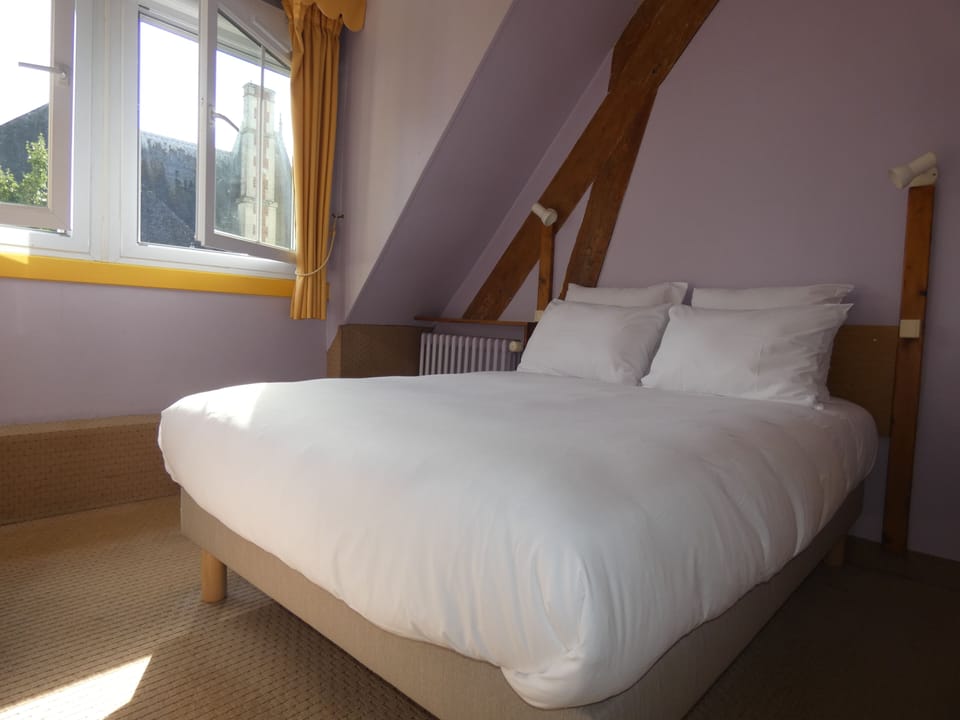 Standard Double Room | Individually decorated, desk, blackout drapes, iron/ironing board