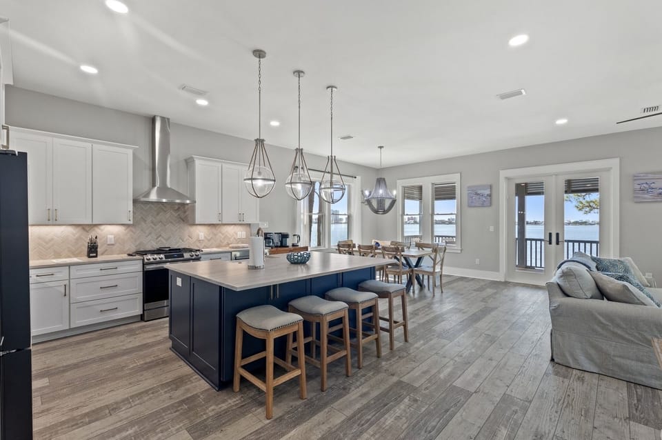 KITCHEN & DINING
