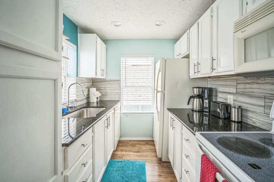 13409 Gulf Blvd Madeira Beach FL 33708 USA Kitchen DSC04263