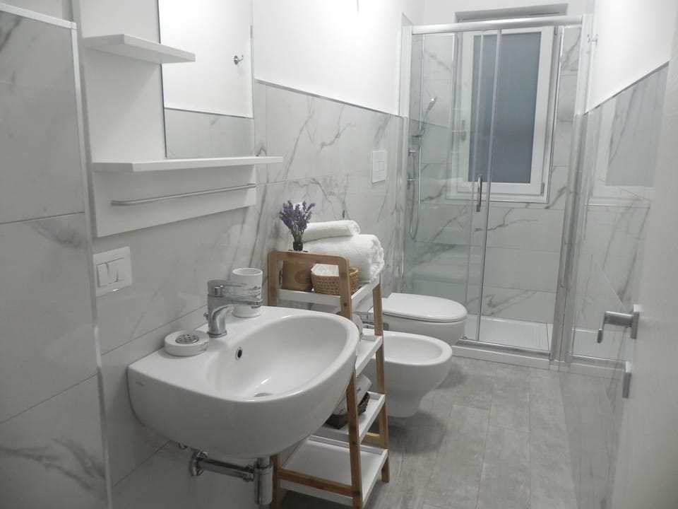 Exclusive Apartment | Bathroom