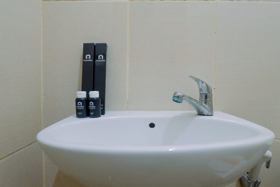 Studio | Bathroom | Shower, free toiletries, towels