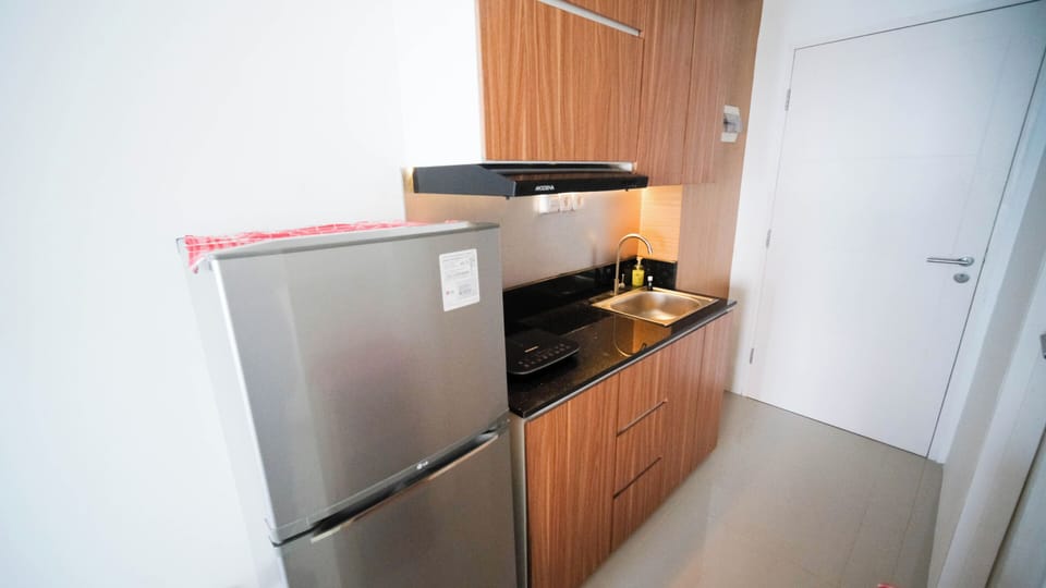 Studio | Private kitchen | Full-size fridge, stovetop