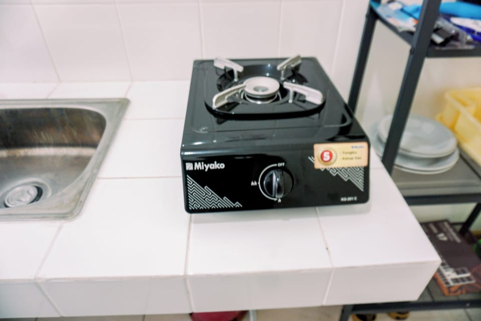 Studio | Private kitchen | Full-size fridge, stovetop